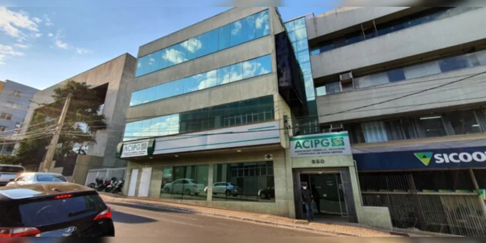 De acordo com as atuais legislações estadual e municipal, o uso de máscara é obrigatório em todos os ambientes, incluindo comércio