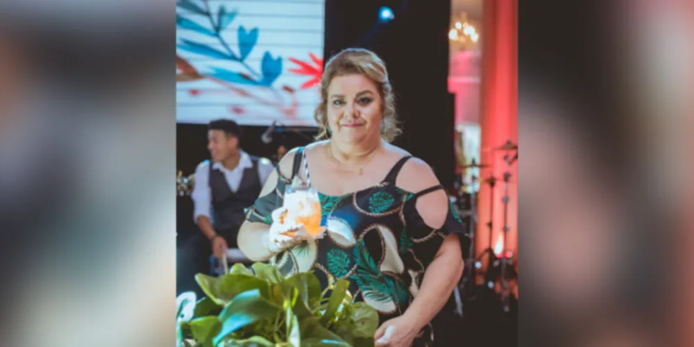 BRINDE À VIDA - Luciane Cury festeja a troca de idade na data de hoje (2). Seu espírito colaborativo, somado a sua gentileza a faz colecionar amigos por onde passa. Na intimidade familiar está sempre distribuindo generosidade e é presença indispensável quando o assunto é comemoração. Hoje a festa será toda dela! Da coluna RC os votos de muita saúde e um novo ciclo permeado de conquistas!
