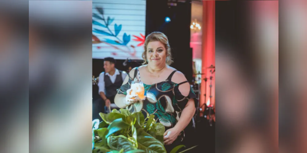 BRINDE À VIDA - Luciane Cury festeja a troca de idade na data de hoje (2). Seu espírito colaborativo, somado a sua gentileza a faz colecionar amigos por onde passa. Na intimidade familiar está sempre distribuindo generosidade e é presença indispensável quando o assunto é comemoração. Hoje a festa será toda dela! Da coluna RC os votos de muita saúde e um novo ciclo permeado de conquistas!

