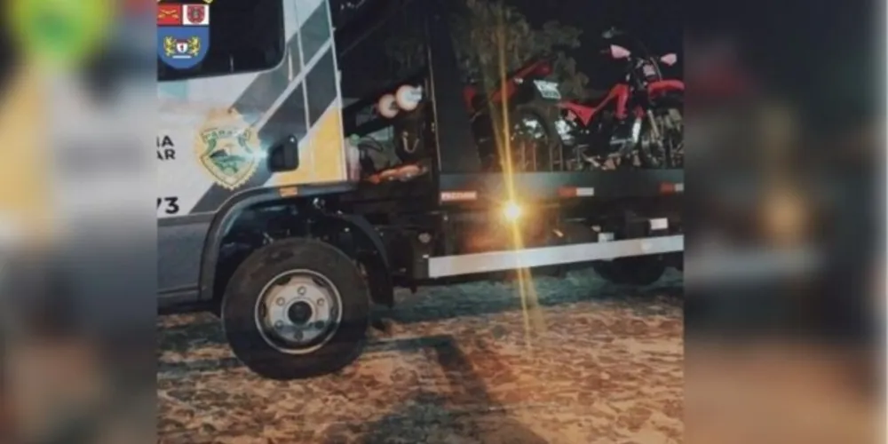 O suspeito relatou para os agentes que tem uma oficina mecânica e que teria adquirido a motocicleta de um desconhecido