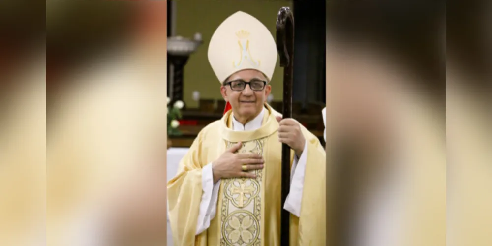 NOVO CICLO - O Bispo Dom Sérgio Arthur Brasqui receberá as felicitações pela passagem de seu aniversário nesta sexta-feira (3). Vale registrar, que Dom Sérgio celebra seus 73 anos de idade e neste ano completou 18 anos à frente da Diocese de Ponta Grossa. Da coluna RC os votos de saúde e disposição para continuar sendo esse exemplo de bondade, energia e alegria.
