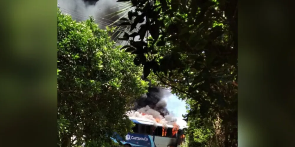 Ônibus com mais de 20 pessoas pega fogo e fica destruído