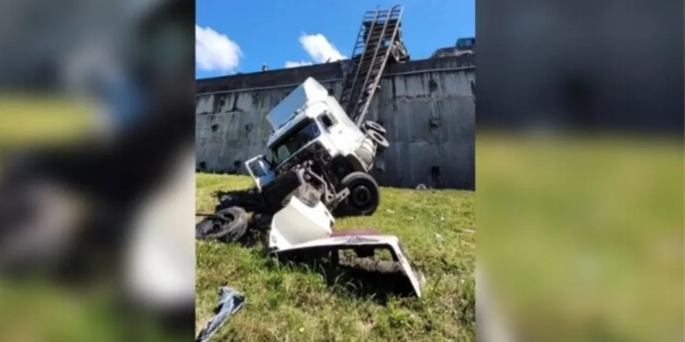 O caminhão transportava um contêiner carregado de frango congelado. Com o impacto da batida, o compartimento se soltou e a carreta despencou