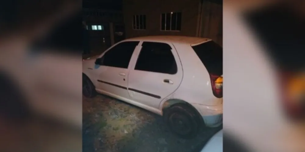 O veículo foi recolhido pelo guincho da Polícia Militar