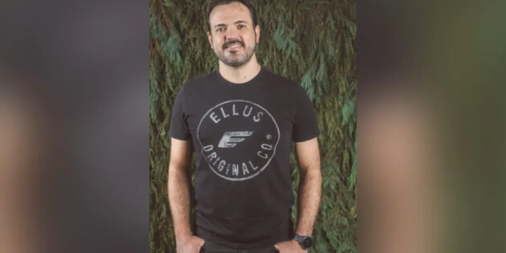 FELICITAÇÕES - O respeitado médico dermatologista Franck Wellington Bobato, foi muito cumprimentado pela passagem de seu aniversário no último domingo (2). Franck ao lado de sua esposa, a conceituada fisioterapeuta Valeska Bobato, vem se destacando à frente da clínica de saúde e beleza Inpelle. Da coluna RC os votos de felicidades e sucesso