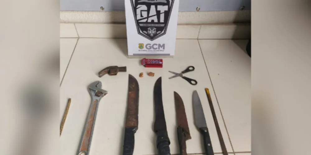 Facas e drogas foram encontradas juntamente com os fios elétricos furtados