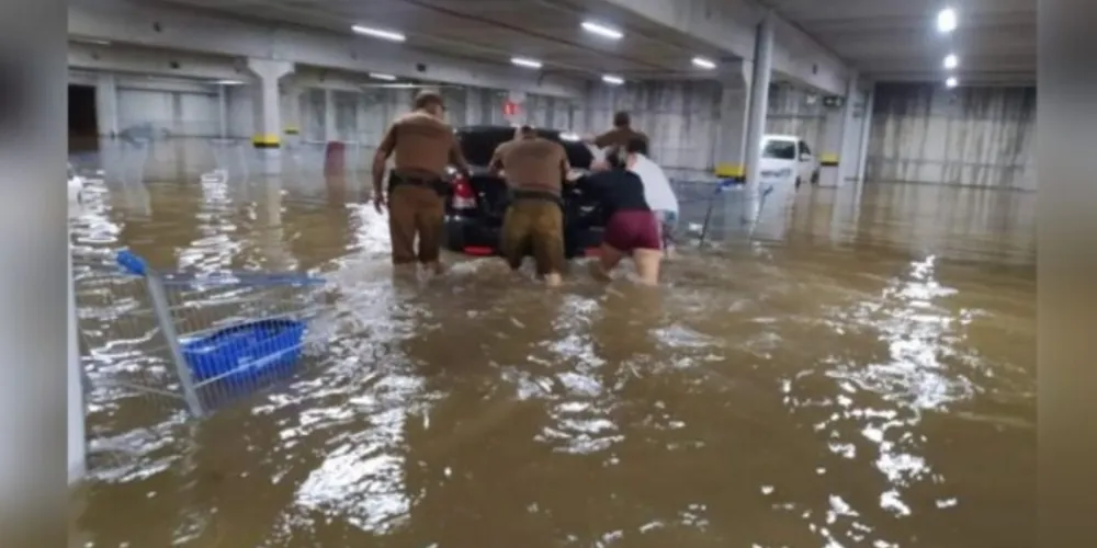 Imagem ilustrativa da imagem Chuva deixa rastros de destruição no litoral do Paraná