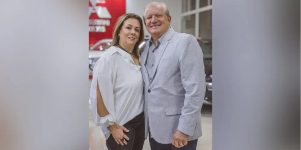 NOVO CICLO - O empresário Fernando Parucker é símbolo de dinamismo. Dono de uma invejável juventude e disposição, a frente da Pontamed Farmacêutica que administra junto com seus filhos. Fernando festeja idade nova com alegria a plenitude de gozar de saúde e prosperidade nesse momento tão importante de vida ao lado da sua amada Vera, dos filhos Luiz Eduardo e Fernando, das noras Thais e Giovanna e dos netos Maria Eduarda, Vicente e Isabela. No registro, Fernando e sua esposa Vera Parucker. Da coluna RC os votos de muitas bênçãos! 