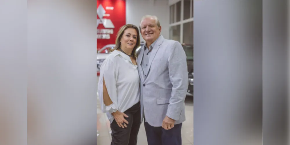 NOVO CICLO - O empresário Fernando Parucker é símbolo de dinamismo. Dono de uma invejável juventude e disposição, a frente da Pontamed Farmacêutica que administra junto com seus filhos. Fernando festeja idade nova com alegria a plenitude de gozar de saúde e prosperidade nesse momento tão importante de vida ao lado da sua amada Vera, dos filhos Luiz Eduardo e Fernando, das noras Thais e Giovanna e dos netos Maria Eduarda, Vicente e Isabela. No registro, Fernando e sua esposa Vera Parucker. Da coluna RC os votos de muitas bênçãos! 