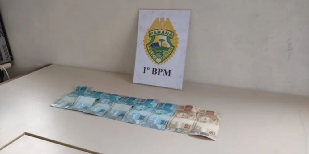 Dinheiro foi recuperado pela Polícia Militar de Ponta Grossa.