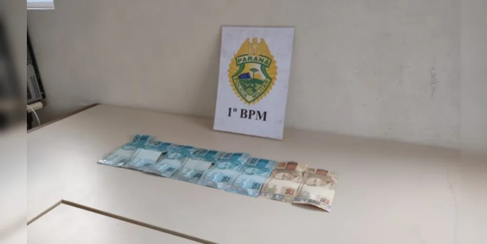 Dinheiro foi recuperado pela Polícia Militar de Ponta Grossa.