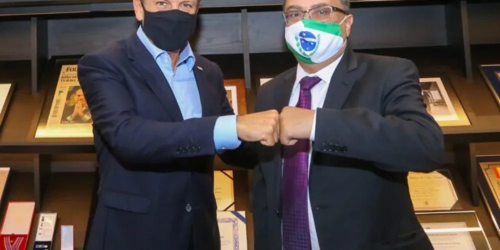 À esquerda o governador de São Paulo, João Dória, e à direita o deputado Michele Caputo.