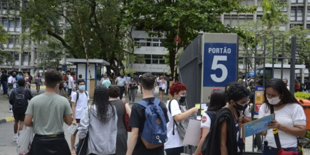 Aplicação do exame teve início neste domingo (21)