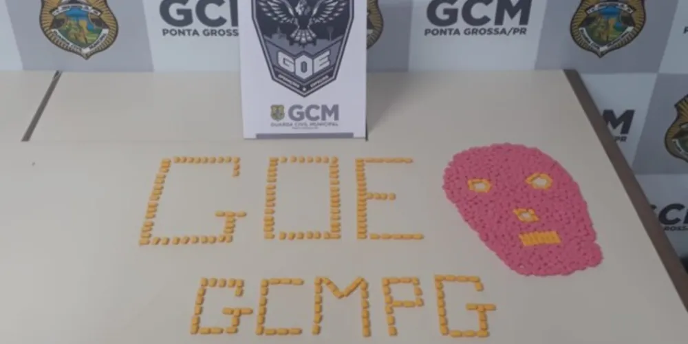 São 445 comprimidos na cor rosa e 226 na amarela, totalizando 320 gramas.