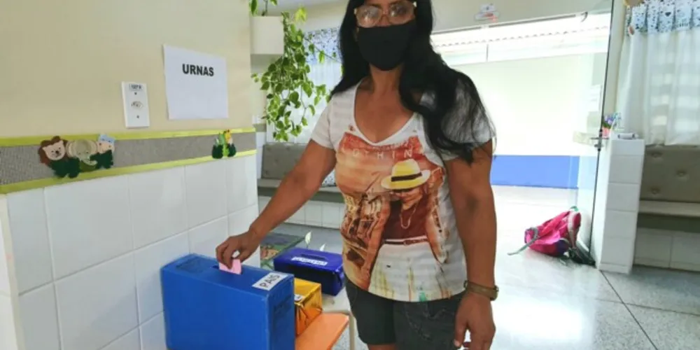 Valdineia Aparecida Ribeiro votou representando as netas, Luísa e Yasmin, no CMEI Professora Dinailce Cândido Ribeiro, no Bairro Neves