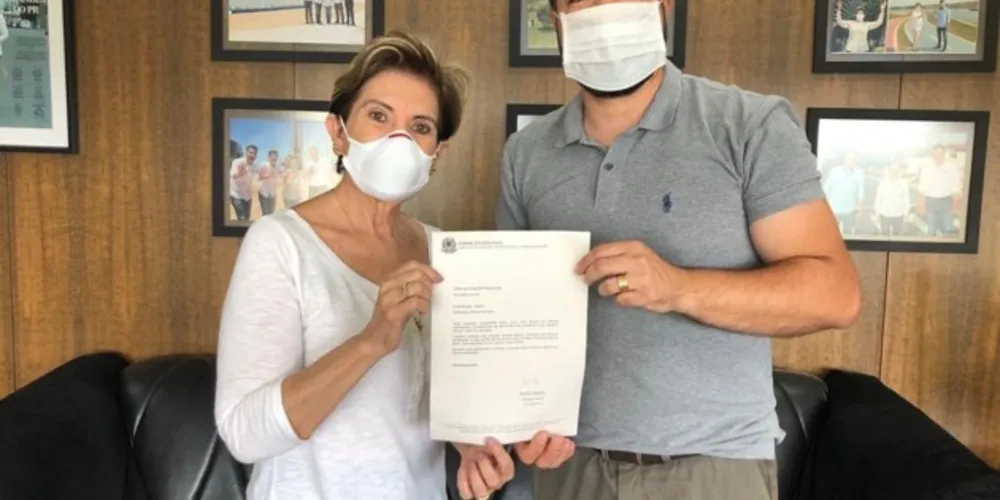 À esquerda a prefeita Elizabeth Schmidt e à direita o vereador Leandro Bianco.