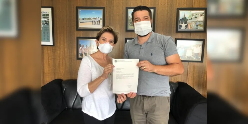 À esquerda a prefeita Elizabeth Schmidt e à direita o vereador Leandro Bianco.