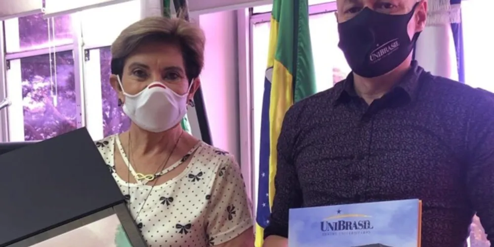 À esquerda, a prefeita de Ponta Grossa, Elizabeth Schmidt, e à direita o reitor da UniBrasil.