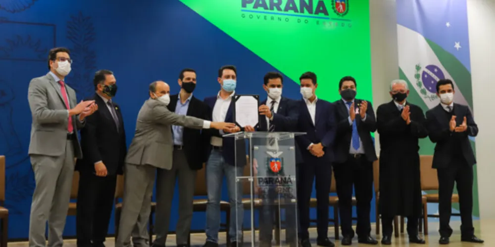 Lei Estadual nº 20.739/2021 foi assinada pelo governador do Paraná, Ratinho Junior (PSD).