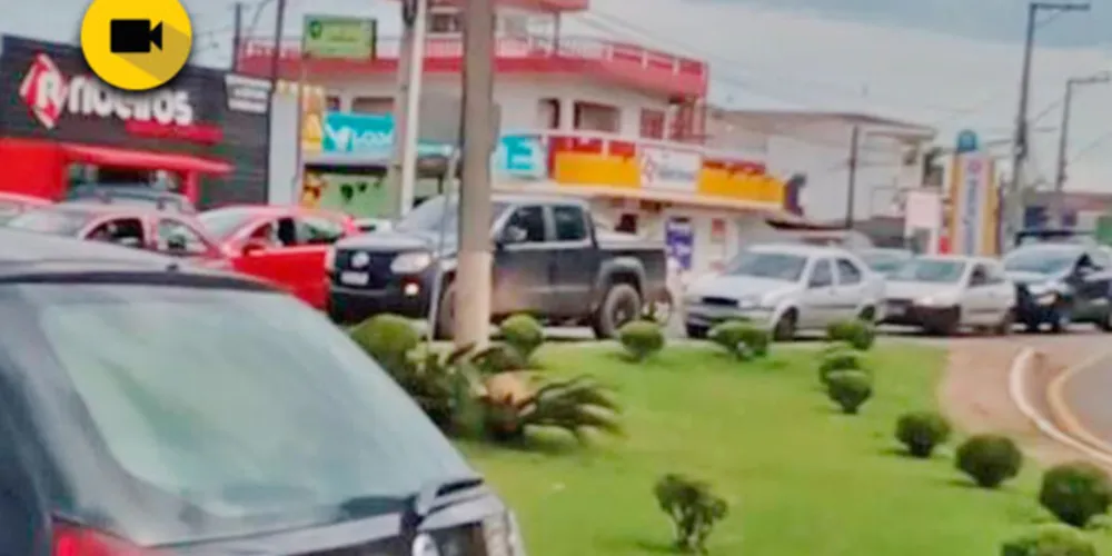 O trânsito está travado nas imediações do Centro de Eventos.