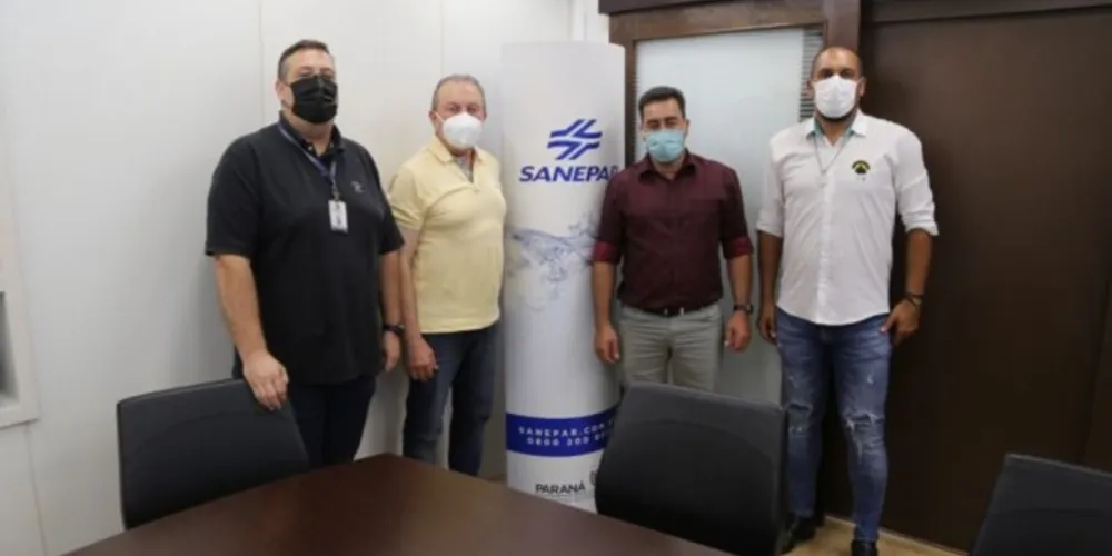 Prefeito Marcelo Leite esteve reunido com representantes da Sanepar. Planejamento deve beneficiar mais de 100 famílias