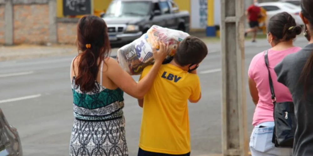 Ao todo 100 famílias foram contempladas pelas cestas