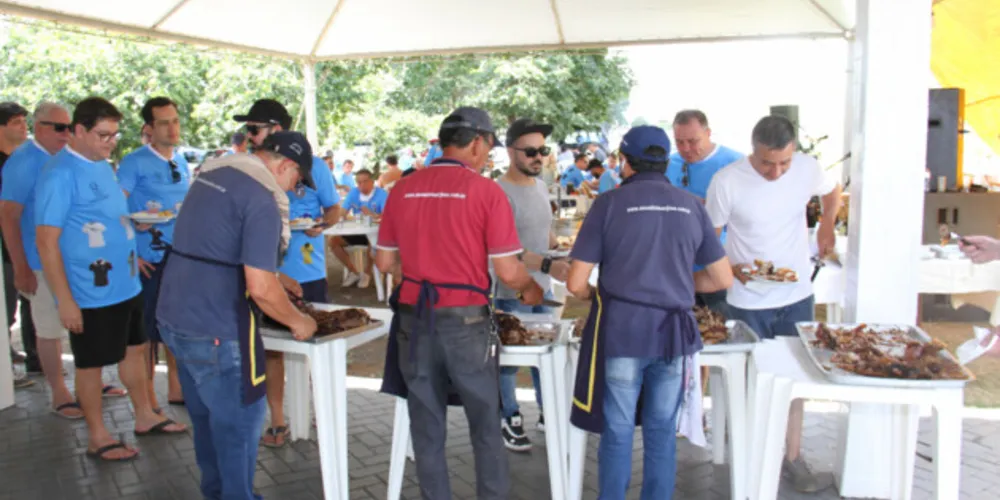 CONFRATERNIZAÇÃO DE FINAL DE ANO DOS PELADEIROS – 11/12/21. No salão de esportes em clima de descontração, com música ao vivo e almoço