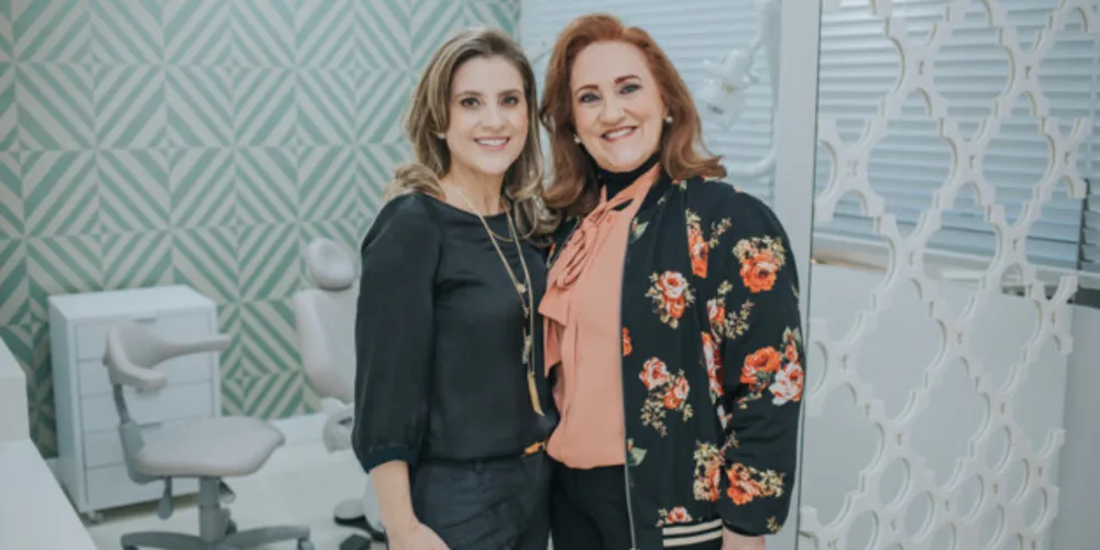 BRINDE À VIDA - Vânia Xenia Schafranski Pereira Vaz será muito cumprimentada nesta 	quarta - feira (17), pela passagem de seu aniversário. No registro especial, nossa aniversariante com a sua filha Xenia Leite. Da coluna os votos de realizações e felicidades