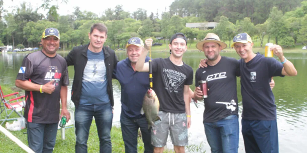 XXIII TORNEIO 36 HORAS DE PESCA ECOLÓGICA – Sucesso absoluto, reunindo aproximadamente 400 associados de sexta a domingo em acampamento no entorno do lago, com diversas atrações, como:  premiação, truco, brindes, costela de chão entre outras. A Diretoria agradece os seguintes patrocinadores: EF Education First, Legats Charcuterie – Carnes Selecionadas, PG Corretora de Seguros, Publish-On Mídia, Princesa Assistência e Tralha e Pesca.