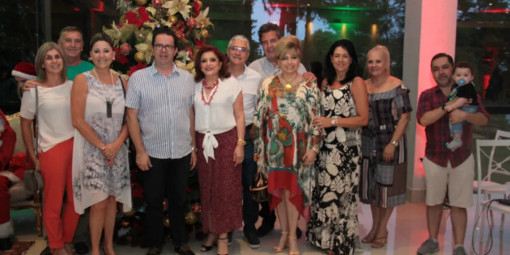 NATAL DOS ANJOS – A edição do evento mais significativo do ano revestiu-se de muita emoção, reflexão, além de inúmeras atrações. Flash mob, coro, ballet e encenação da Sagrada Família, coube à Casa das Artes (Guilherme Tupich). A Diretora Juliane Kossemba sensibilizou crianças e adultos, recontando a história milenar do nascimento do Menino Deus.A segunda parte do evento foi a chegada triunfal da Família Noel (protoganizada pela Diretora Catarina Fonseca) que encantou toda a Família Ponta-Lagoa e precedida pela festiva banda capitaneada por Jhonny Bueno. Protocolo e decor natalino por conta de Indianara Milléo, Icléa Cunha e colaboradores