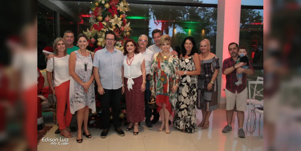 NATAL DOS ANJOS – A edição do evento mais significativo do ano revestiu-se de muita emoção, reflexão, além de inúmeras atrações. Flash mob, coro, ballet e encenação da Sagrada Família, coube à Casa das Artes (Guilherme Tupich). A Diretora Juliane Kossemba sensibilizou crianças e adultos, recontando a história milenar do nascimento do Menino Deus.A segunda parte do evento foi a chegada triunfal da Família Noel (protoganizada pela Diretora Catarina Fonseca) que encantou toda a Família Ponta-Lagoa e precedida pela festiva banda capitaneada por Jhonny Bueno. Protocolo e decor natalino por conta de Indianara Milléo, Icléa Cunha e colaboradores