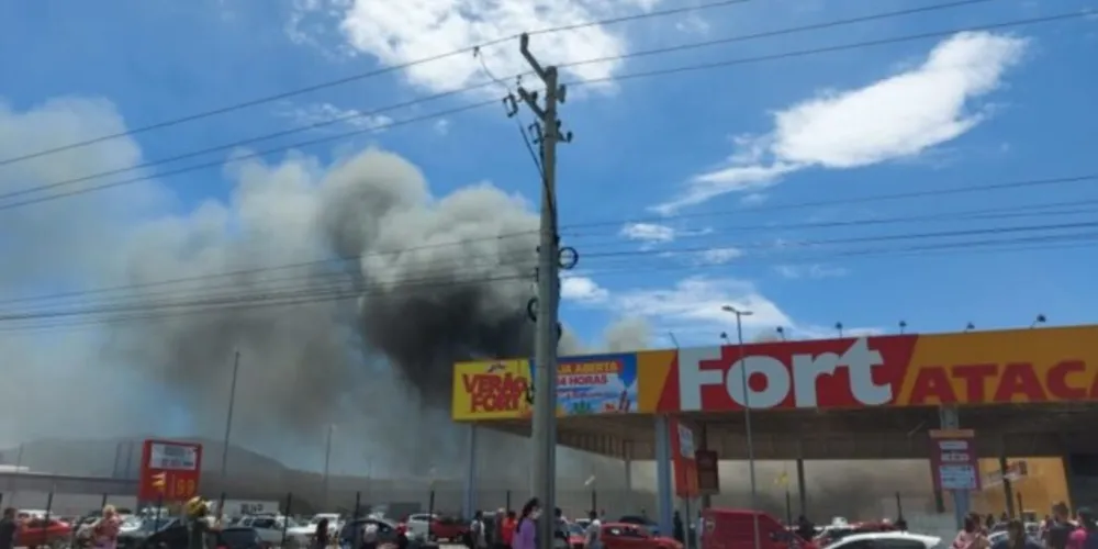 A informação preliminar é de que o fogo teve origem em uma estrutura de pallets