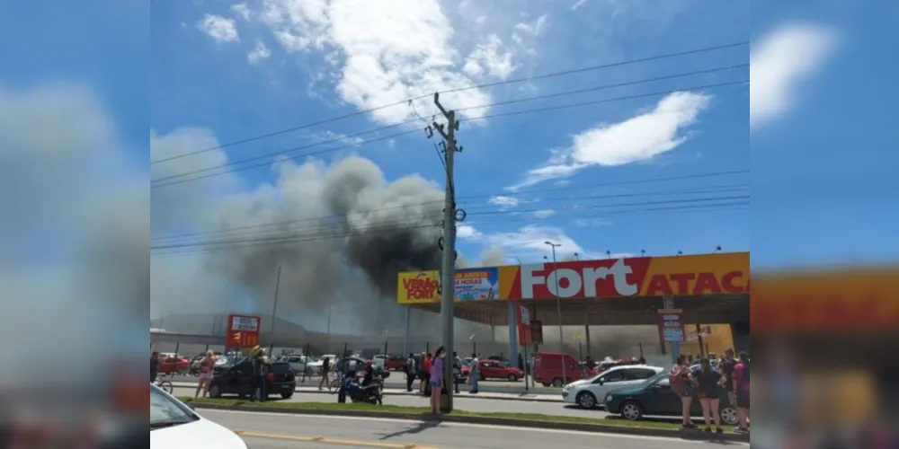 A informação preliminar é de que o fogo teve origem em uma estrutura de pallets