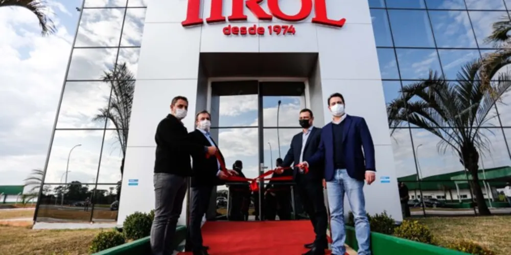 Prefeito de Ipiranga, Douglas Cruz, e o governador do Paraná, Ratinho Junior, na inauguração da Tirol.