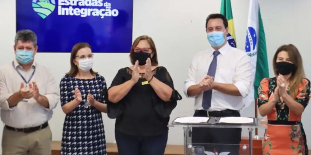 Prefeita Alcione Lemos assinou convênio nesta segunda-feira (29). Investimento com apoio do Estado garante obras da pavimentação
