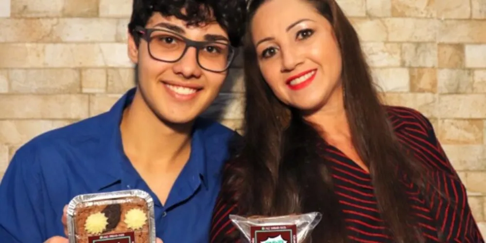 NOVO CICLO – Josemare Machado receberá as felicitações pela chegada de seu aniversário nesta quinta - feira (27). No registro, Josemare e seu filho Lucas Machado. Da coluna RC os votos de alegrias e sucesso