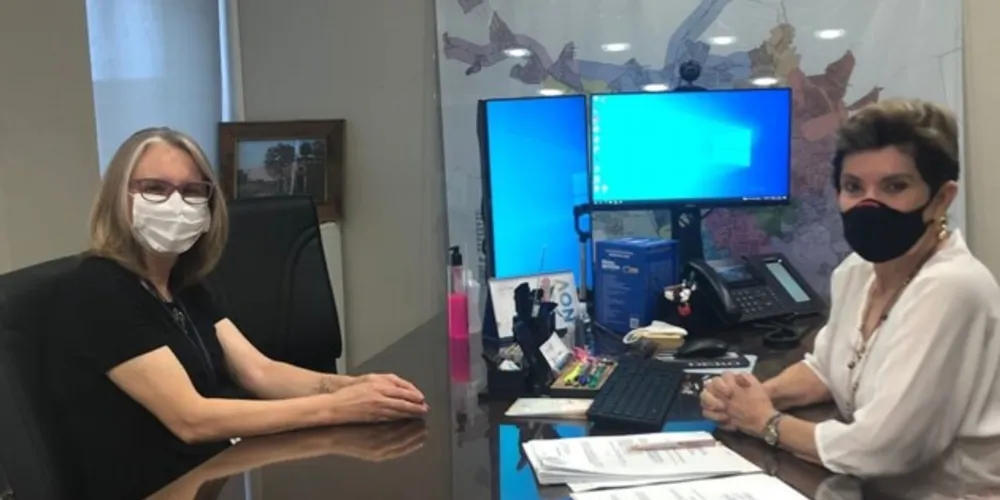 À esquerda a vereadora 'Josi do Coletivo' e à direita a prefeita de Ponta Grossa.
