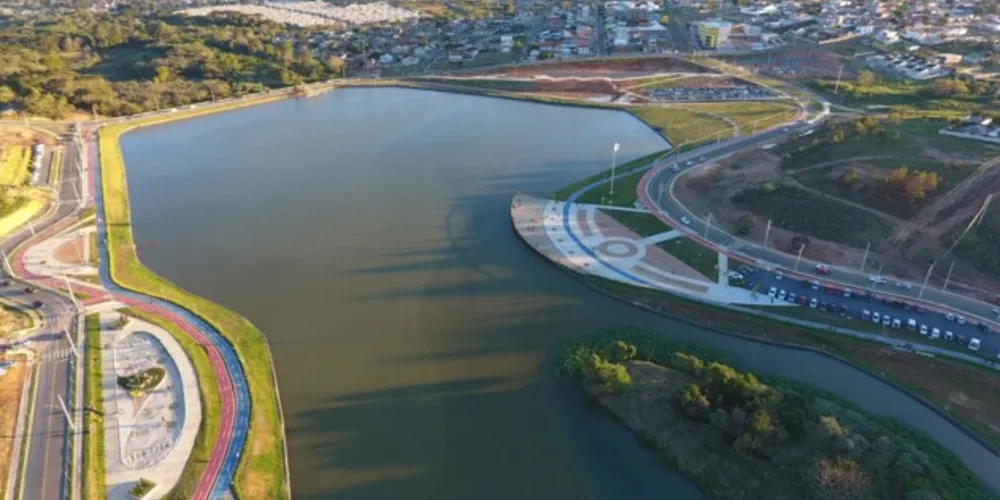 Lago de Olarias receberia enfeites de Natal, mas a empresa não cumpriu com o contrato.