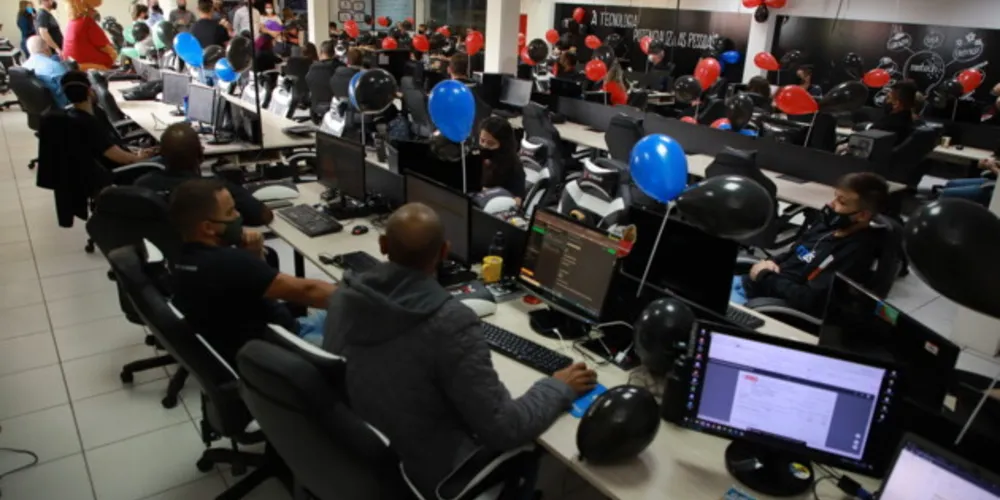 Segundo o Head de Tecnologia, sempre há contrações, por não haver limite de vagas, devido à carência de mão de obra