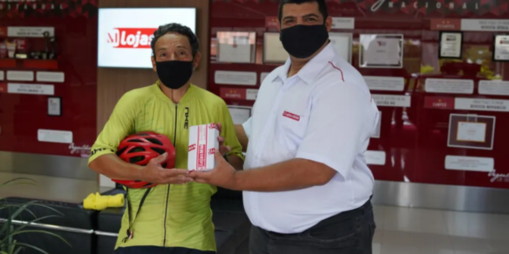 À esquerda, o ciclista brasileiro Denizart Simões. Ele já percorreu 55 países.