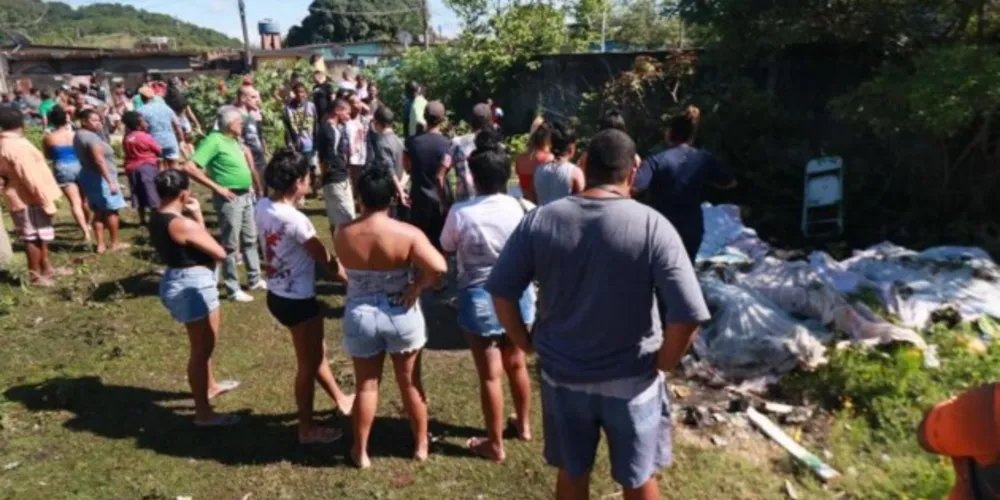 Pelo menos nove corpos foram removidos manualmente por moradores.