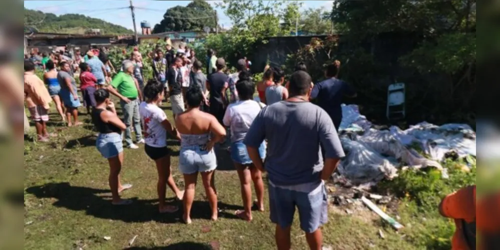Pelo menos nove corpos foram removidos manualmente por moradores.