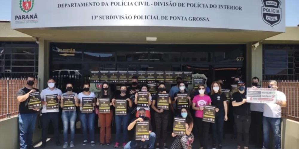 Agentes de segurança estiveram segurando cartazes durante a manifestação