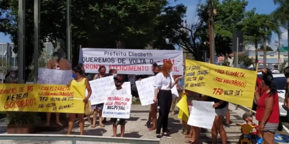 Participantes protestaram com cartazes criticando o Poder Executivo.