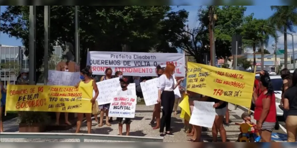 Participantes protestaram com cartazes criticando o Poder Executivo.