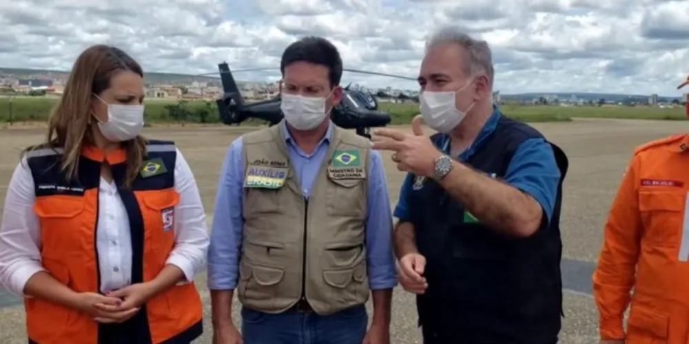 Mais à direita, o ministro do Ministério da Saúde Marcelo Queiroga.