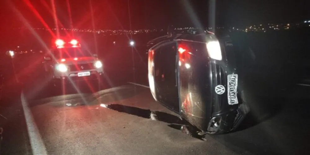 Veículo acabou se acidentando após colidir contra a defensa metálica