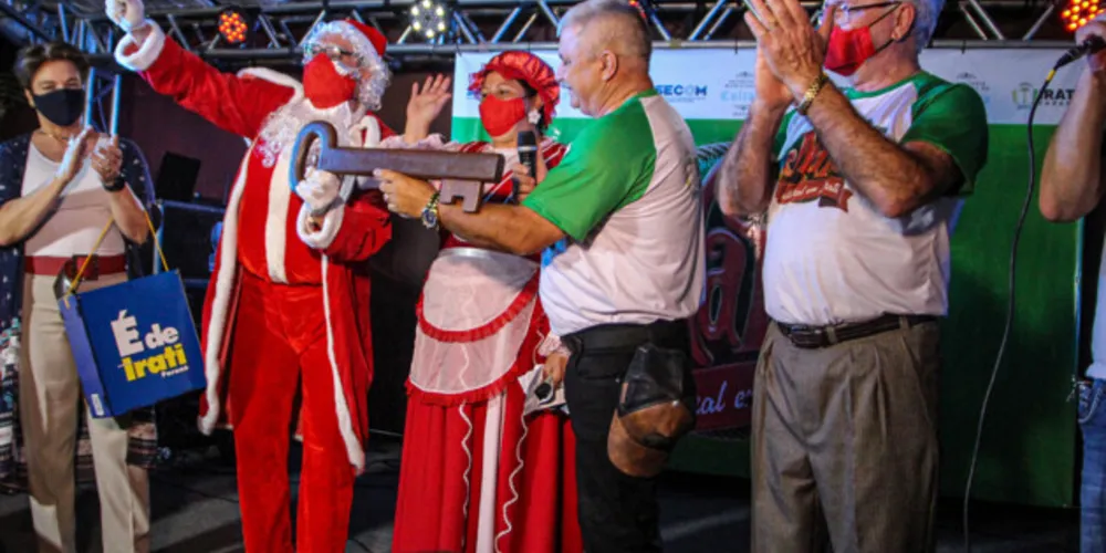 Abertura contou com apresentações artísticas e o público foi surpreendido pela forma como o Papai Noel chegou