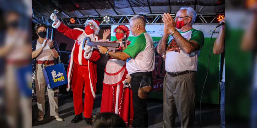 Abertura contou com apresentações artísticas e o público foi surpreendido pela forma como o Papai Noel chegou