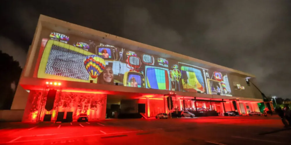 O espetáculo contará com a Orquestra Sinfônica do Paraná e os corais da Copel e da Sanepar, com participação da dupla sertaneja César Menotti e Fabiano.